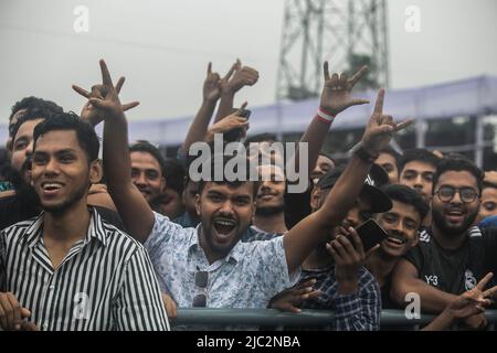 Zuschauer besuchen die Trophäen-Tour der FIFA Fußball-Weltmeisterschaft im Stadion der Bangladesh Army. Die FIFA Fußball-WM-Trophäen-Tour in Bangladesch findet vom 08. Bis 09. Juni 2022 statt. Stockfoto