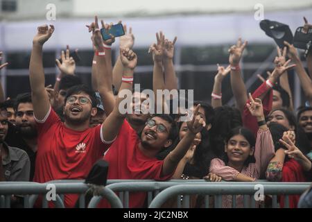 Zuschauer besuchen die Trophäen-Tour der FIFA Fußball-Weltmeisterschaft im Stadion der Bangladesh Army. Die FIFA Fußball-WM-Trophäen-Tour in Bangladesch findet vom 08. Bis 09. Juni 2022 statt. Stockfoto