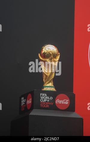 Die Trophäe der FIFA-Weltmeisterschaft wird im Stadion der Bangladesh Army gezeigt. Die FIFA Fußball-WM-Trophäen-Tour in Bangladesch findet vom 08. Bis 09. Juni 2022 statt. Stockfoto