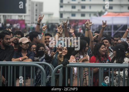 Zuschauer besuchen die Trophäen-Tour der FIFA Fußball-Weltmeisterschaft im Stadion der Bangladesh Army. Die FIFA Fußball-WM-Trophäen-Tour in Bangladesch findet vom 08. Bis 09. Juni 2022 statt. (Foto von Sazzad Hossain / SOPA Images/Sipa USA) Stockfoto