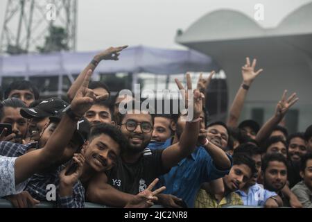 Zuschauer besuchen die Trophäen-Tour der FIFA Fußball-Weltmeisterschaft im Stadion der Bangladesh Army. Die FIFA Fußball-WM-Trophäen-Tour in Bangladesch findet vom 08. Bis 09. Juni 2022 statt. (Foto von Sazzad Hossain / SOPA Images/Sipa USA) Stockfoto