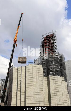 Ein Kran trägt eine Kapsel während des Abrisses am Nakagin Capsule Tower in Ginza am 9. Juni 2022 in Tokio, Japan. Der Rückbau von 140 Einzelkapseln des futuristischen Gebäudes (Mischnutzung Wohn- und Büroturm) wird im Rahmen der Abbrucharbeiten bis Ende dieses Jahres fortgesetzt. Quelle: Rodrigo Reyes Marin/AFLO/Alamy Live News Stockfoto