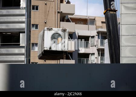 Ein Kran trägt eine Kapsel während des Abrisses am Nakagin Capsule Tower in Ginza am 9. Juni 2022 in Tokio, Japan. Der Rückbau von 140 Einzelkapseln des futuristischen Gebäudes (Mischnutzung Wohn- und Büroturm) wird im Rahmen der Abbrucharbeiten bis Ende dieses Jahres fortgesetzt. Quelle: Rodrigo Reyes Marin/AFLO/Alamy Live News Stockfoto