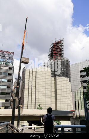 Ein Kran trägt eine Kapsel während des Abrisses am Nakagin Capsule Tower in Ginza am 9. Juni 2022 in Tokio, Japan. Der Rückbau von 140 Einzelkapseln des futuristischen Gebäudes (Mischnutzung Wohn- und Büroturm) wird im Rahmen der Abbrucharbeiten bis Ende dieses Jahres fortgesetzt. Quelle: Rodrigo Reyes Marin/AFLO/Alamy Live News Stockfoto