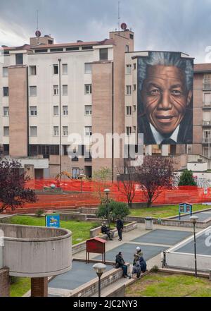 Ein riesiges Wandgemälde des Straßenkünstlers Jorit Agoch, das Nelson Mandela zeigt, im Rifredi-Viertel von Florenz. Stockfoto