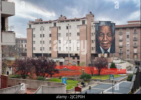 Ein riesiges Wandgemälde des Straßenkünstlers Jorit Agoch, das Nelson Mandela zeigt, im Rifredi-Viertel von Florenz. Stockfoto