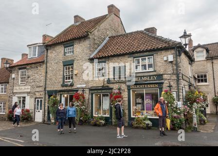 Hunters of Helmsley, zum besten kleinen Geschäft 2015 gewählt, einem freundlichen, familiengeführten Feinkostgeschäft in Helmsley, einer Marktstadt in Ryedale, North Yorkshire, England. Stockfoto