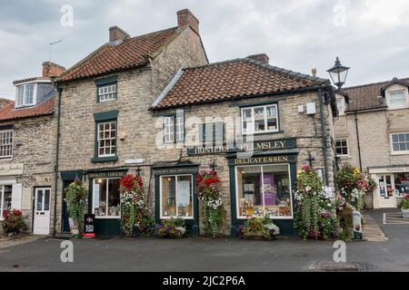 Hunters of Helmsley, zum besten kleinen Geschäft 2015 gewählt, einem freundlichen, familiengeführten Feinkostgeschäft in Helmsley, einer Marktstadt in Ryedale, North Yorkshire, England. Stockfoto