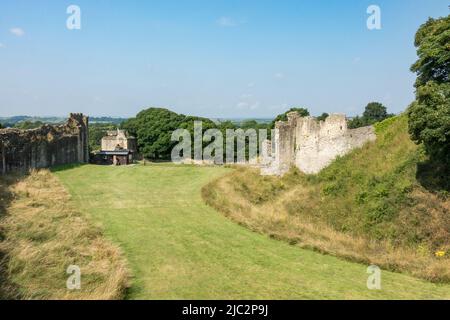 Gesamtansicht der barbican Gegend von Pickering Castle inklusive Coleman Tower vom Diate Hill Tower, Pickering, North Yorkshire, England. Stockfoto