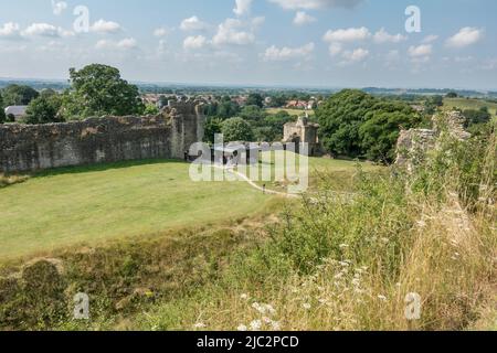 Gesamtansicht der barbican Gegend von Pickering Castle vom Kings Tower Keep, Pickering, North Yorkshire, England. Stockfoto