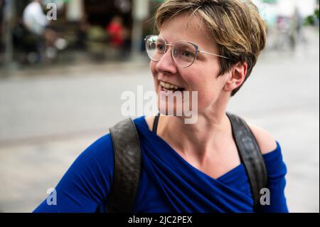 Attraktive 35-jährige weiße Frau im Gespräch mit einem Freund, Brüssel, Belgien Stockfoto