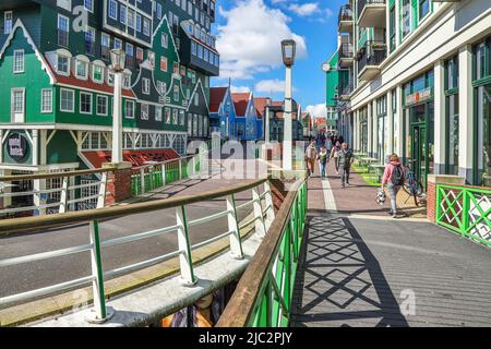 ZAANDAM, NIEDERLANDE - 26.. April 2022: Blick auf die ikonischen Inntel Hotels Amsterdam Zaandam, eines der bekanntesten Hotels in den Niederlanden und Th Stockfoto