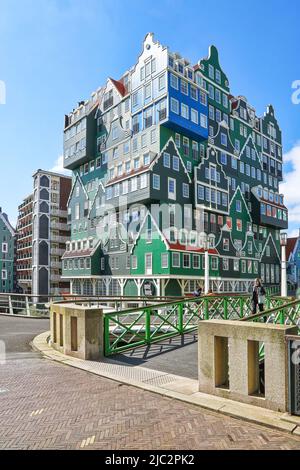 ZAANDAM, NIEDERLANDE - 26.. April 2022: Blick auf die ikonischen Inntel Hotels Amsterdam Zaandam, eines der bekanntesten Hotels in den Niederlanden und Th Stockfoto