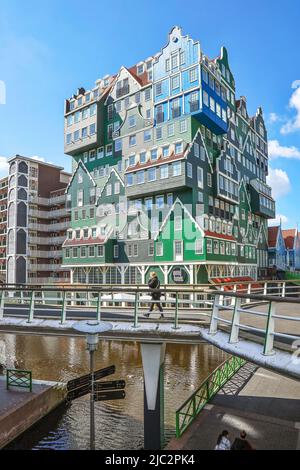 ZAANDAM, NIEDERLANDE - 26.. April 2022: Blick auf die ikonischen Inntel Hotels Amsterdam Zaandam, eines der bekanntesten Hotels in den Niederlanden und Th Stockfoto