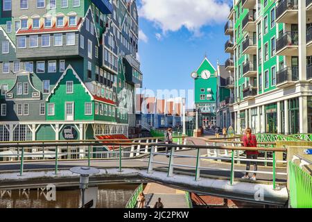 ZAANDAM, NIEDERLANDE - 26.. April 2022: Blick auf die ikonischen Inntel Hotels Amsterdam Zaandam, eines der bekanntesten Hotels in den Niederlanden und Th Stockfoto