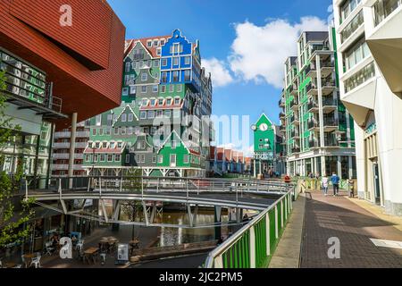 ZAANDAM, NIEDERLANDE - 26.. April 2022: Blick auf die ikonischen Inntel Hotels Amsterdam Zaandam, eines der bekanntesten Hotels in den Niederlanden und Th Stockfoto