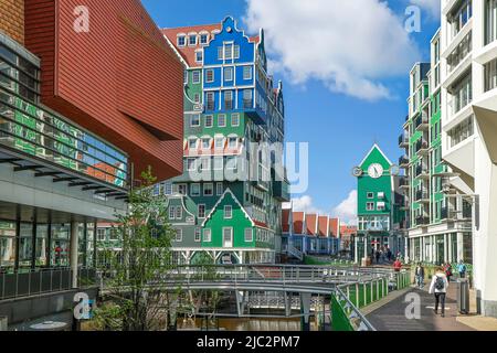 ZAANDAM, NIEDERLANDE - 26.. April 2022: Blick auf die ikonischen Inntel Hotels Amsterdam Zaandam, eines der bekanntesten Hotels in den Niederlanden und Th Stockfoto