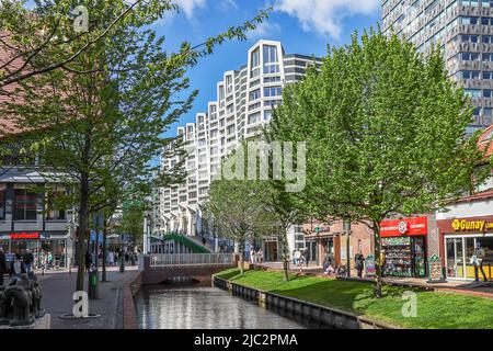 ZAANDAM, NIEDERLANDE - 26.. April 2022: Blick auf die Gedempte Gracht Straße mit Kanal und mehreren Einkaufsmöglichkeiten Stockfoto