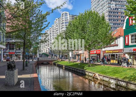 ZAANDAM, NIEDERLANDE - 26.. April 2022: Blick auf die Gedempte Gracht Straße mit Kanal und mehreren Einkaufsmöglichkeiten Stockfoto