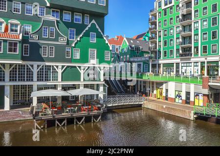 ZAANDAM, NIEDERLANDE - 26.. April 2022: Blick auf die ikonischen Inntel Hotels Amsterdam Zaandam, eines der bekanntesten Hotels in den Niederlanden und Th Stockfoto