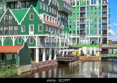 ZAANDAM, NIEDERLANDE - 26.. April 2022: Blick auf die ikonischen Inntel Hotels Amsterdam Zaandam, eines der bekanntesten Hotels in den Niederlanden und Th Stockfoto