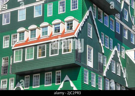 ZAANDAM, NIEDERLANDE - 26.. April 2022: Blick auf die ikonischen Inntel Hotels Amsterdam Zaandam, eines der bekanntesten Hotels in den Niederlanden und Th Stockfoto