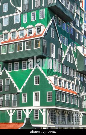 ZAANDAM, NIEDERLANDE - 26.. April 2022: Blick auf die ikonischen Inntel Hotels Amsterdam Zaandam, eines der bekanntesten Hotels in den Niederlanden und Th Stockfoto