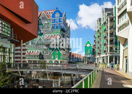 ZAANDAM, NIEDERLANDE - 26.. April 2022: Blick auf die ikonischen Inntel Hotels Amsterdam Zaandam, eines der bekanntesten Hotels in den Niederlanden und Th Stockfoto