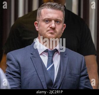 Foto zeigt: Tommy Robinson am High Court heute verlassen 9.6.22 Bild von Gavin Rodgers/ Pixel8000 Stockfoto