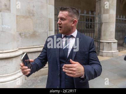 Foto zeigt: Tommy Robinson am High Court heute verlassen 9.6.22 Bild von Gavin Rodgers/ Pixel8000 Stockfoto