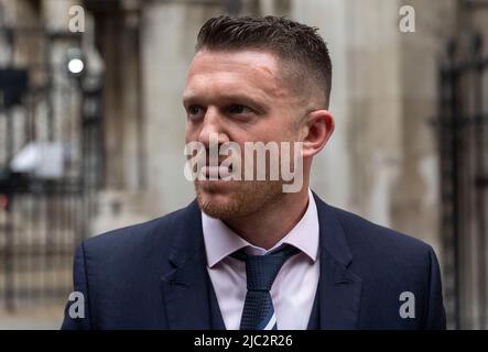 Foto zeigt: Tommy Robinson am High Court heute verlassen 9.6.22 Bild von Gavin Rodgers/ Pixel8000 Stockfoto