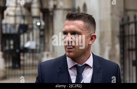 Foto zeigt: Tommy Robinson am High Court heute verlassen 9.6.22 Bild von Gavin Rodgers/ Pixel8000 Stockfoto