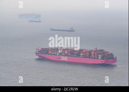 Hamburg, Deutschland. 09.. Juni 2022. Der Containerfrachter One Grus (V) liegt in der Nordsee vor Anker. Dahinter ankern die Grandt, ein Massengutfrachter, die Celsius Portsmouth, ein Chemikalientanker, und die Mary Maersk, ein weiteres Containerschiff. Dutzende Schiffe liegen in der Deutschen Bucht vor Anker und warten auf die Räumung, da die Containerschifffahrt aufgrund der Corona-Pandemie aus dem Weg ist. Quelle: Jonas Walzberg/dpa/Alamy Live News Stockfoto