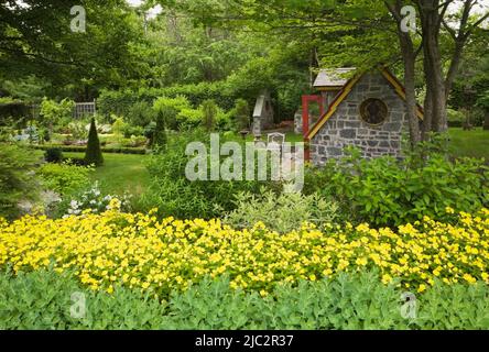 Lesepavillon in landschaftlich gestaltetem Garten im Hinterhof im Sommer. Stockfoto