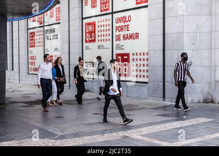 Ixelles, Brüssel Hauptstadt Region - Belgien - 06 22 2020 Menschen zu Fuß aus dem Porte de Namur U-Bahn-Hub Stockfoto