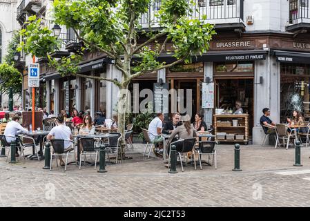 Ixelles, Brüssel Capital Region - Belgien - 06 22 2020 Typische belgische Brasserie an der Ecke einer belebten Straße im Viertel Quartier Saint Stockfoto