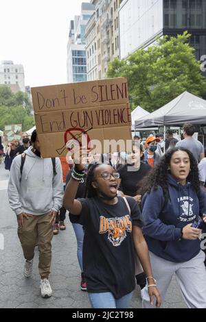 Am 3.. Juni gingen die Schüler am National Gun Violence Awareness Day nach den jüngsten Massenerschießungen zum marsch aus ihren Schulen und demonstrierten in New York City. Viele von ihnen trugen Orange als Solidarität für Opfer von Waffengewalt. Stockfoto