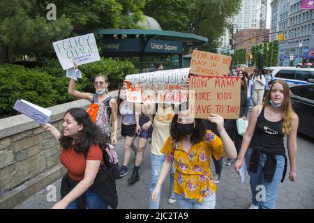 Am 3.. Juni gingen die Schüler am National Gun Violence Awareness Day nach den jüngsten Massenerschießungen zum marsch aus ihren Schulen und demonstrierten in New York City. Viele von ihnen trugen Orange als Solidarität für Opfer von Waffengewalt. Stockfoto