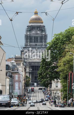 Brussels City Centre, Brussels Capital Region - Belgien - 06 20 2020 Teleobjektiv Blick über die Rue Royale, King Street mit dem Court House im Hintergrund Stockfoto