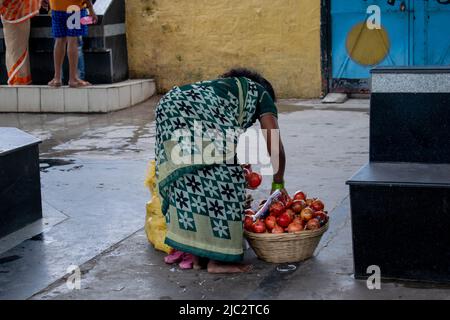 Obstverkäufer Frau, die die Früchte anortet Stockfoto