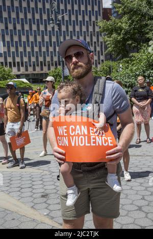 Mütter fordern Aktion NYC gedenken Wear Orange mit seiner jährlichen Kundgebung & Walk in Solidarity with Survivors from gun violence vom Foley Square in Lower Manhattan über die Brooklyn Bridge. Stockfoto