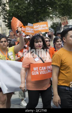 Mütter fordern Aktion NYC gedenken Wear Orange mit seiner jährlichen Kundgebung & Walk in Solidarity with Survivors from gun violence vom Foley Square in Lower Manhattan über die Brooklyn Bridge. Stockfoto