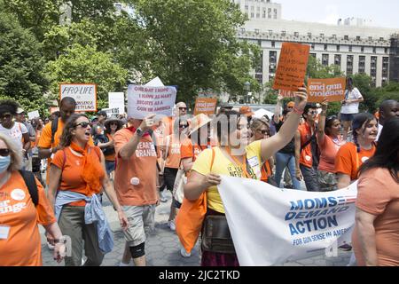 Mütter fordern Aktion NYC gedenken Wear Orange mit seiner jährlichen Kundgebung & Walk in Solidarity with Survivors from gun violence vom Foley Square in Lower Manhattan über die Brooklyn Bridge. Stockfoto