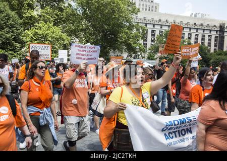 Mütter fordern Aktion NYC gedenken Wear Orange mit seiner jährlichen Kundgebung & Walk in Solidarity with Survivors from gun violence vom Foley Square in Lower Manhattan über die Brooklyn Bridge. Stockfoto