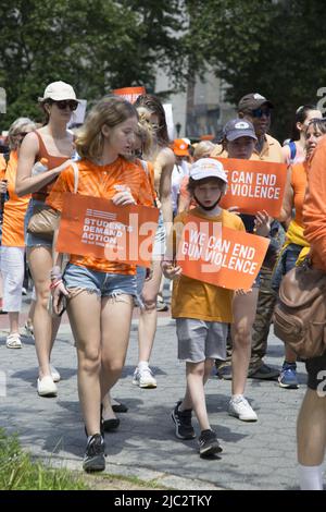 Mütter fordern Aktion NYC gedenken Wear Orange mit seiner jährlichen Kundgebung & Walk in Solidarity with Survivors from gun violence vom Foley Square in Lower Manhattan über die Brooklyn Bridge. Stockfoto