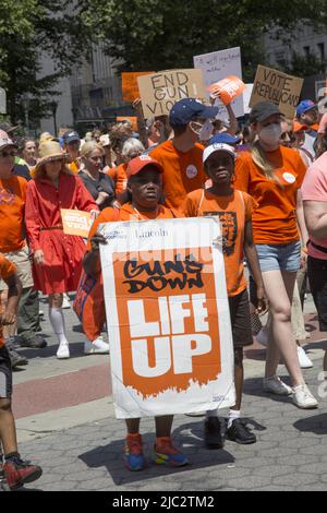Mütter fordern Aktion NYC gedenken Wear Orange mit seiner jährlichen Kundgebung & Walk in Solidarity with Survivors from gun violence vom Foley Square in Lower Manhattan über die Brooklyn Bridge. Stockfoto