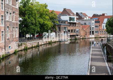 Mechelen, Provinz Antwerpen, Belgien - 06 04 2022 - die Ufer des Flusses Dyle am Ijzerenleen Stockfoto