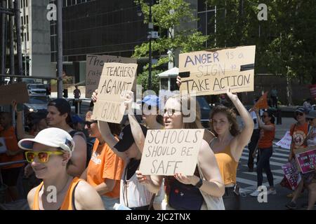 Mütter fordern Aktion NYC gedenken Wear Orange mit seiner jährlichen Kundgebung & Walk in Solidarity with Survivors from gun violence vom Foley Square in Lower Manhattan über die Brooklyn Bridge. Stockfoto