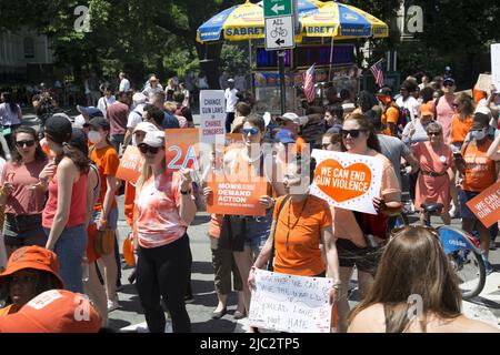 Mütter fordern Aktion NYC gedenken Wear Orange mit seiner jährlichen Kundgebung & Walk in Solidarity with Survivors from gun violence vom Foley Square in Lower Manhattan über die Brooklyn Bridge. Stockfoto