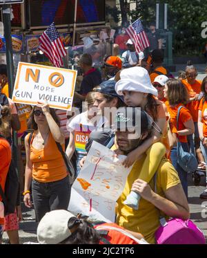 Mütter fordern Aktion NYC gedenken Wear Orange mit seiner jährlichen Kundgebung & Walk in Solidarity with Survivors from gun violence vom Foley Square in Lower Manhattan über die Brooklyn Bridge. Stockfoto